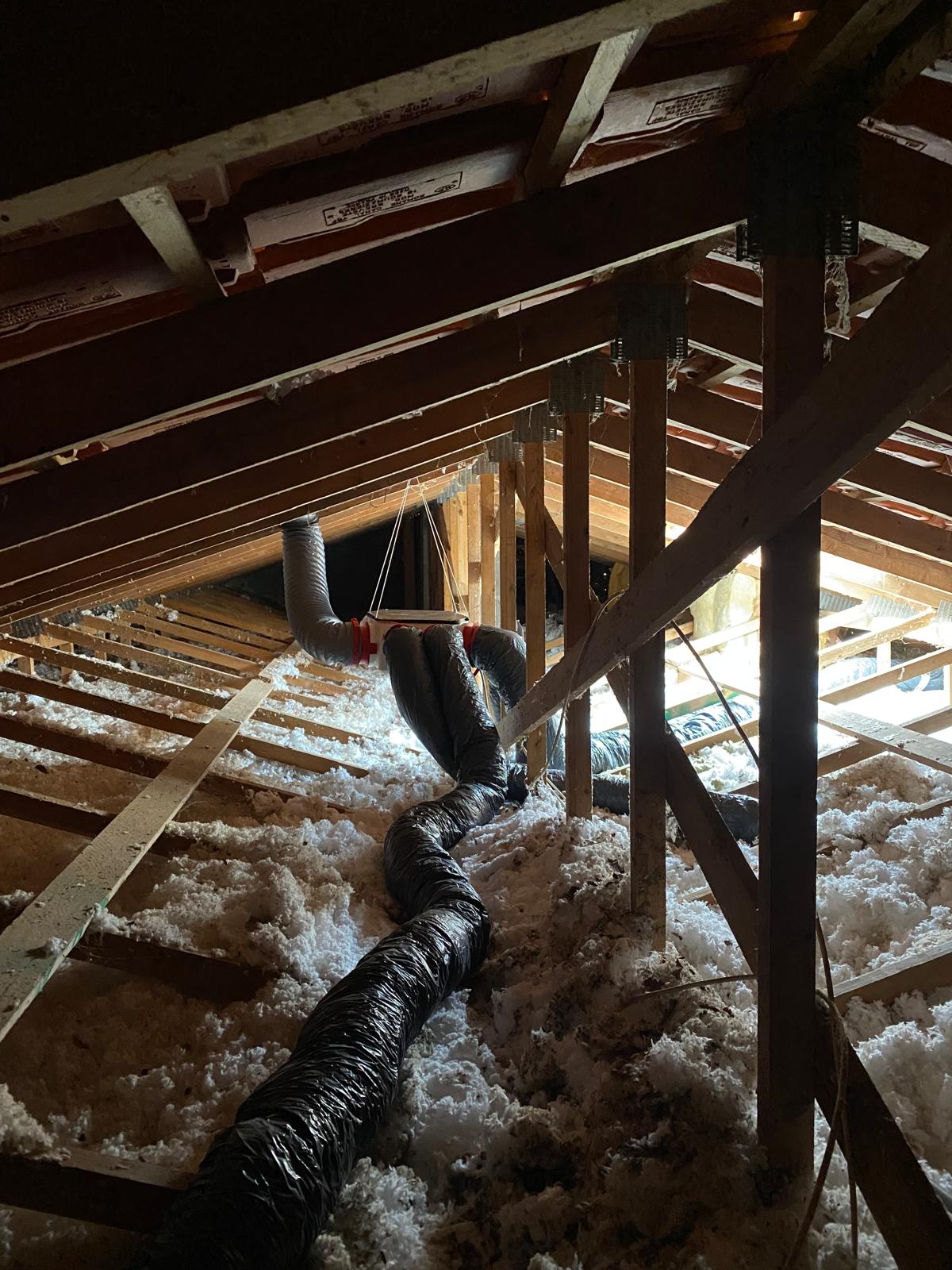 Artisan électricien GBE réalisant des travaux d’électricité générale et d’installation de ventilation